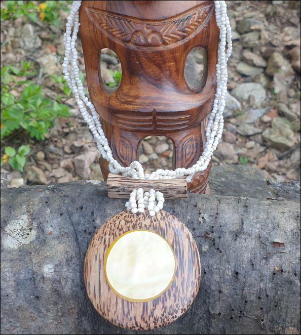 Collier médaillon et micro macramé