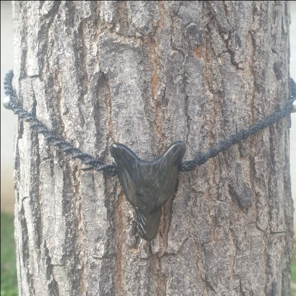 Collier tête de loup en obsidienne dorée